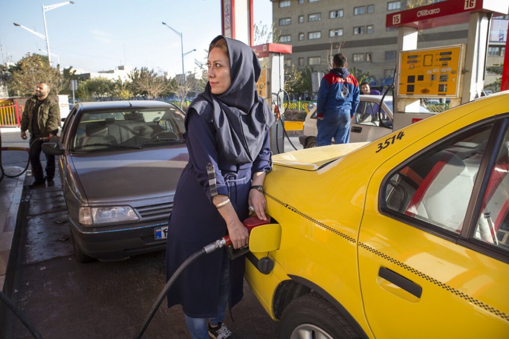 Leila(43) is van weinige vrouwelijke taxichauffeurs in Tehran. Dochter Paria(23) en zoon Sasan wonen samen met haar in Tehran.